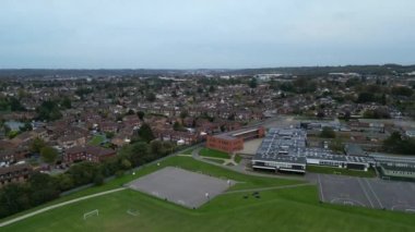 Britanya 'nın Günbatımında İngiliz Luton City Yüksek Açılı Manzarası. Görüntü İHA 'nın Kamerasıyla 23 Ekim 2023' te Bulutlu Günbatımı Zamanı sırasında çekildi.