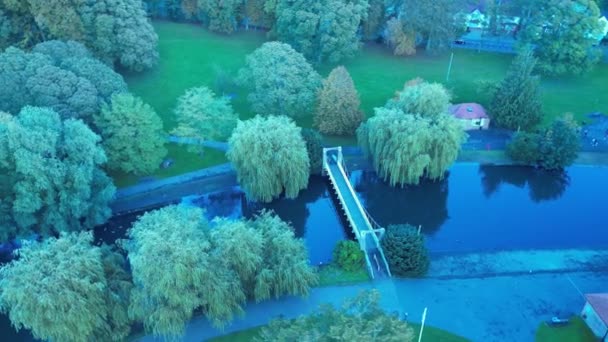 サンセットの間のルートンシティと公園の空中ビュー ドローンカメラで撮影 2023年10月24日 — ストック動画