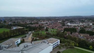 Britanya 'nın Günbatımında İngiliz Luton City Yüksek Açılı Manzarası. Görüntü İHA 'nın Kamerasıyla 23 Ekim 2023' te Bulutlu Günbatımı Zamanı sırasında çekildi.