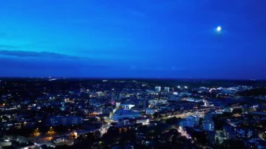 İngiliz Luton City 'nin Gece Açılı Yüksek Görüntüleri. Drone 'un kamera görüntüleri 12 Ekim 2023' te kaydedildi.