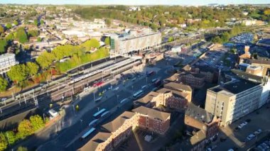 İngiltere 'nin Luton şehrinin en güzel görüntüleri. 22 Ekim 2023, güneşli bir günde şehir merkezindeki şehir binalarında Drone 'un kamerasıyla görüntüler kaydedildi.