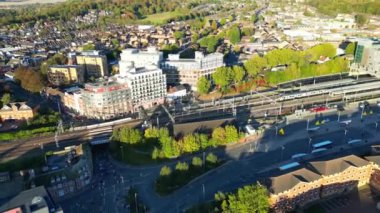 İngiltere 'nin Luton şehrinin en güzel görüntüleri. 22 Ekim 2023, güneşli bir günde şehir merkezindeki şehir binalarında Drone 'un kamerasıyla görüntüler kaydedildi.