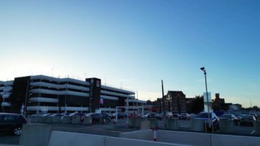 İngiltere 'nin Luton şehrinin en güzel görüntüleri. 22 Ekim 2023, güneşli bir günde şehir merkezindeki şehir binalarında Drone 'un kamerasıyla görüntüler kaydedildi.