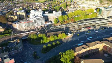 İngiltere 'nin Luton şehrinin en güzel görüntüleri. 22 Ekim 2023, güneşli bir günde şehir merkezindeki şehir binalarında Drone 'un kamerasıyla görüntüler kaydedildi.