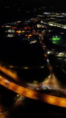 Gece boyunca İngiltere 'nin Northampton şehrinin dikey görüntüleri. Aydınlanan Northampton Şehri 25 Ekim 2023 'te İHA' nın Kamerasıyla çekildi.