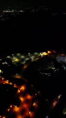 Gece boyunca İngiltere 'nin Northampton şehrinin dikey görüntüleri. Aydınlanan Northampton Şehri 25 Ekim 2023 'te İHA' nın Kamerasıyla çekildi.