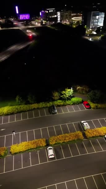 英格兰北安普敦市夜间的垂直影像 2023年10月25日 明亮的北安普敦市在夜间被无人机摄像 — 图库视频影像