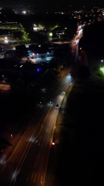 Gece boyunca İngiltere 'nin Northampton şehrinin dikey görüntüleri. Aydınlanan Northampton Şehri 25 Ekim 2023 'te İHA' nın Kamerasıyla çekildi.