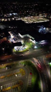 Gece boyunca İngiltere 'nin Northampton şehrinin dikey görüntüleri. Aydınlanan Northampton Şehri 25 Ekim 2023 'te İHA' nın Kamerasıyla çekildi.