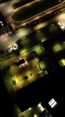 Gece boyunca İngiltere 'nin Northampton şehrinin dikey görüntüleri. Aydınlanan Northampton Şehri 25 Ekim 2023 'te İHA' nın Kamerasıyla çekildi.