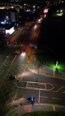Gece boyunca İngiltere 'nin Northampton şehrinin dikey görüntüleri. Aydınlanan Northampton Şehri 25 Ekim 2023 'te İHA' nın Kamerasıyla çekildi.