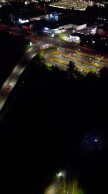 Gece boyunca İngiltere 'nin Northampton şehrinin dikey görüntüleri. Aydınlanan Northampton Şehri 25 Ekim 2023 'te İHA' nın Kamerasıyla çekildi.