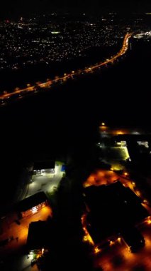 Gece boyunca İngiltere 'nin Northampton şehrinin dikey görüntüleri. Aydınlanan Northampton Şehri 25 Ekim 2023 'te İHA' nın Kamerasıyla çekildi.