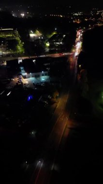 Gece boyunca Northampton City 'nin Zaman Hızı Dikey Görüntüsü. Aydınlanan Northampton Şehri 25 Ekim 2023 'te İHA' nın Kamerasıyla çekildi.