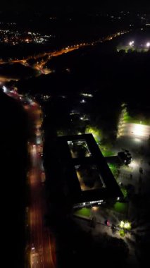 Gece boyunca İngiltere 'nin Northampton şehrinin dikey görüntüleri. Aydınlanan Northampton Şehri 25 Ekim 2023 'te İHA' nın Kamerasıyla çekildi.