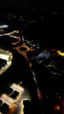 Gece boyunca İngiltere 'nin Northampton şehrinin dikey görüntüleri. Aydınlanan Northampton Şehri 25 Ekim 2023 'te İHA' nın Kamerasıyla çekildi.