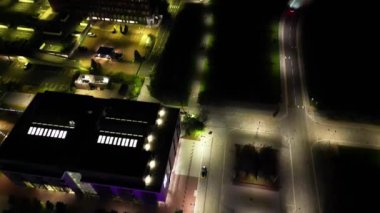 Gece boyunca İngiltere 'nin Northampton şehrinin yüksek açılı görüntüleri. Aydınlanan Northampton Şehri 25 Ekim 2023 'te İHA' nın Kamerasıyla çekildi.