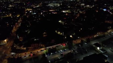 Gece boyunca İngiltere 'nin Northampton şehrinin yüksek açılı görüntüleri. Aydınlanan Northampton Şehri 25 Ekim 2023 'te İHA' nın Kamerasıyla çekildi.