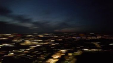 Gece boyunca İngiltere 'nin Northampton şehrinin yüksek açılı görüntüleri. Aydınlanan Northampton Şehri 25 Ekim 2023 'te İHA' nın Kamerasıyla çekildi.