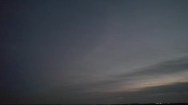 Gece boyunca İngiltere 'nin Northampton şehrinin yüksek açılı görüntüleri. Aydınlanan Northampton Şehri 25 Ekim 2023 'te İHA' nın Kamerasıyla çekildi.