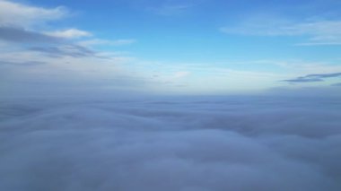 Güzel Manzara Sisli Bulutların Üzerinde İngiliz şehrinin üstünde Gün Doğumu Zamanı