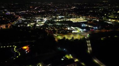Gece boyunca İngiltere 'nin Northampton şehrinin yüksek açılı görüntüleri. Aydınlanan Northampton Şehri 25 Ekim 2023 'te İHA' nın Kamerasıyla çekildi.