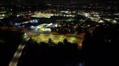 Gece boyunca İngiltere 'nin Northampton şehrinin yüksek açılı görüntüleri. Aydınlanan Northampton Şehri 25 Ekim 2023 'te İHA' nın Kamerasıyla çekildi.