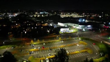 Gece boyunca İngiltere 'nin Northampton şehrinin yüksek açılı görüntüleri. Aydınlanan Northampton Şehri 25 Ekim 2023 'te İHA' nın Kamerasıyla çekildi.