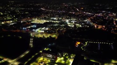 Gece boyunca İngiltere 'nin Northampton şehrinin yüksek açılı görüntüleri. Aydınlanan Northampton Şehri 25 Ekim 2023 'te İHA' nın Kamerasıyla çekildi.
