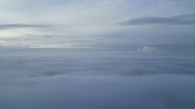 Güzel Manzara Sisli Bulutların Üzerinde İngiliz şehrinin üstünde Gün Doğumu Zamanı