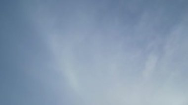 Güzel Manzara Sisli Bulutların Üzerinde İngiliz şehrinin üstünde Gün Doğumu Zamanı