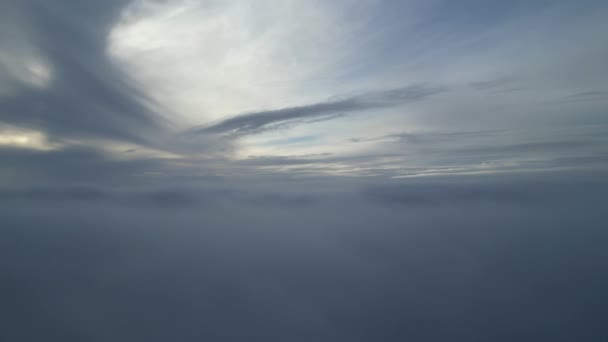 Hermosa Vista Por Encima Nubes Brumosas Por Encima Ciudad Británica — Vídeo de stock