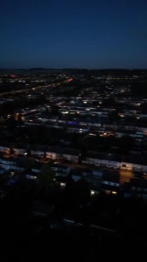 Luton şehrinin günbatımından sonraki yüksek açılı görüntüleri. Görüntü İHA 'nın Kamerasıyla 27 Ekim 2023' te çekildi.