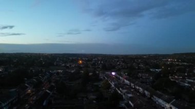 Luton şehrinin günbatımından sonraki yüksek açılı görüntüleri. Görüntü İHA 'nın Kamerasıyla 27 Ekim 2023' te çekildi.