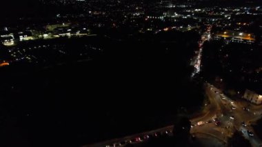 Gece boyunca İngiltere 'nin Northampton şehrinin yüksek açılı görüntüleri. Aydınlanan Northampton Şehri 25 Ekim 2023 'te İHA' nın Kamerasıyla çekildi.
