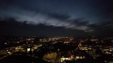 Gece boyunca İngiltere 'nin Northampton şehrinin yüksek açılı görüntüleri. Aydınlanan Northampton Şehri 25 Ekim 2023 'te İHA' nın Kamerasıyla çekildi.
