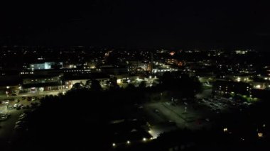 Gece boyunca İngiltere 'nin Northampton şehrinin yüksek açılı görüntüleri. Aydınlanan Northampton Şehri 25 Ekim 2023 'te İHA' nın Kamerasıyla çekildi.