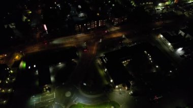 Gece boyunca İngiltere 'nin Northampton şehrinin yüksek açılı görüntüleri. Aydınlanan Northampton Şehri 25 Ekim 2023 'te İHA' nın Kamerasıyla çekildi.