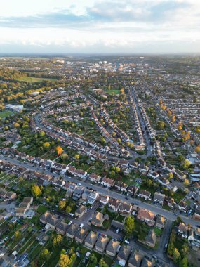 Günbatımında İngiltere 'nin Luton şehrinin hava görüntüsü. 26 Ekim 2023 'te yakalandı. 