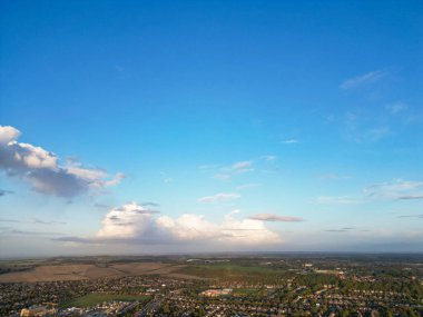 Günbatımında İngiltere 'nin Luton şehrinin hava görüntüsü. 26 Ekim 2023 'te yakalandı. 