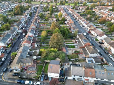 Günbatımında İngiltere 'nin Luton şehrinin hava görüntüsü. 26 Ekim 2023 'te yakalandı. 