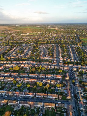Günbatımında İngiltere 'nin Luton şehrinin hava görüntüsü. 26 Ekim 2023 'te yakalandı. 