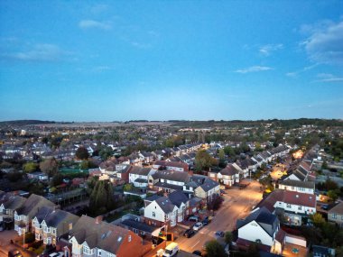 Gündoğumunda Luton şehrinin yüksek açılı yerleşim bölgesi. Luton, İngiltere. 28 Ekim 2023 'te yakalandı.