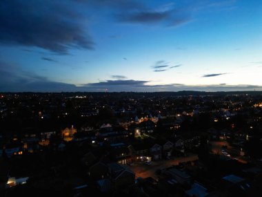 Gündoğumunda Luton şehrinin yüksek açılı yerleşim bölgesi. Luton, İngiltere. 28 Ekim 2023 'te yakalandı.