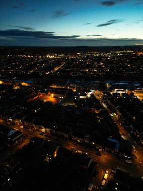 Gündoğumunda Luton şehrinin yüksek açılı yerleşim bölgesi. Luton, İngiltere. 28 Ekim 2023 'te yakalandı.