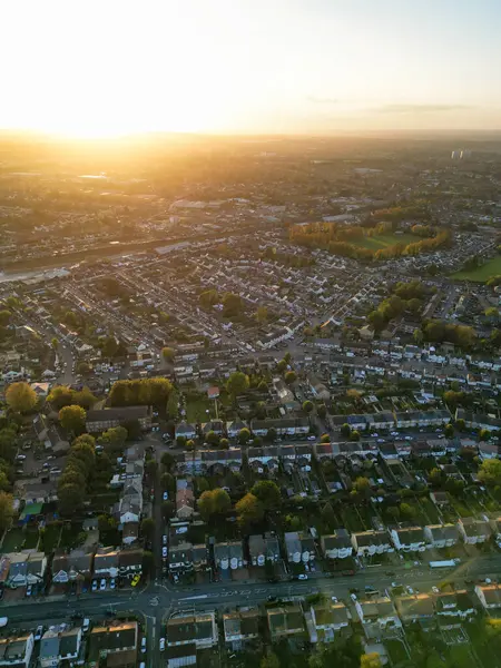 Günbatımında İngiltere 'nin Luton şehrinin hava görüntüsü. 26 Ekim 2023 'te yakalandı. 