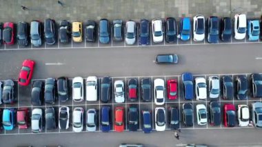 Hitchen Town, İngiltere 'de Ücretsiz Otomobil Otoparkının Hava Görüntüsü. Görüntü 28 Ekim 2023 'te Drone' un Kamerası ile kaydedildi.