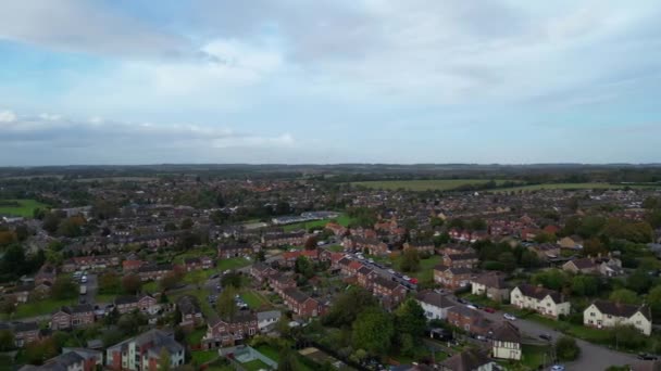 イギリスのヒッチェン シティにある住宅地の高角度 映像は2023年10月28日にドローンのカメラで撮影された — ストック動画