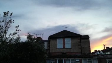 Luton, İngiltere, İngiltere - 29 Ekim 2023: Luton City 'deki Binaların Üzerinde Gün Batımı Görünümü