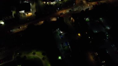 Gece boyunca İngiltere 'nin Northampton şehrinin yüksek açılı görüntüleri. Aydınlanan Northampton Şehri 25 Ekim 2023 'te İHA' nın Kamerasıyla çekildi.